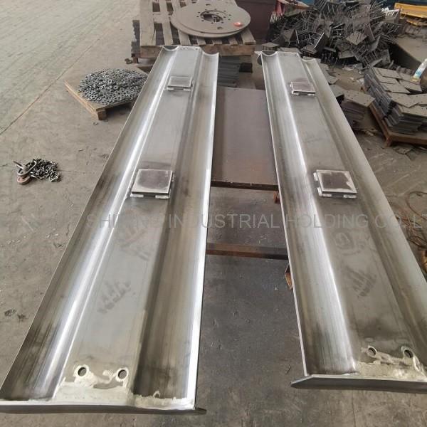 Customized chain slat for conveyor assembly